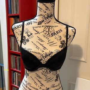 ITEM NO. 59: Simply Vera Vera Wang Black Lace Bra. Adjustable Straps. New.
